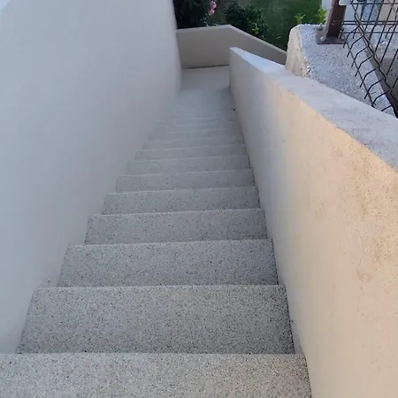 Contemporary Two Story Apartmán